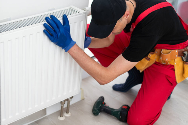 Verwarming installatie en reparatie in huis. Warmtepompdiensten. Hoge kwaliteit foto - Foto, afbeelding