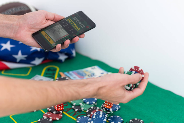 Smartphone met gokken mobiele applicatie, bal en geld bankbiljetten. Sport en weddenschappen concept. Hoge kwaliteit foto - Foto, afbeelding