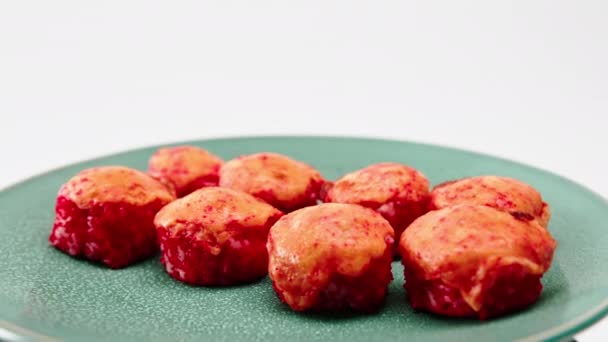 Eine Nahaufnahme von gebackenen Garnelen und Aalbrötchen auf einem schönen blauen Teller das Konzept liebt Sushi und asiatisches Essen - Filmmaterial, Video