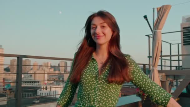 portré fiatal gyönyörű érzelmi boldog nő látszó kamera mentális egészség - Felvétel, videó