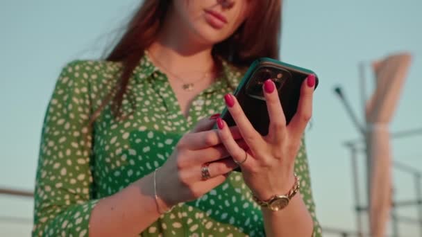 close-up de mãos femininas segurando mensagens de texto smartphone via comunicação online messenger - Filmagem, Vídeo