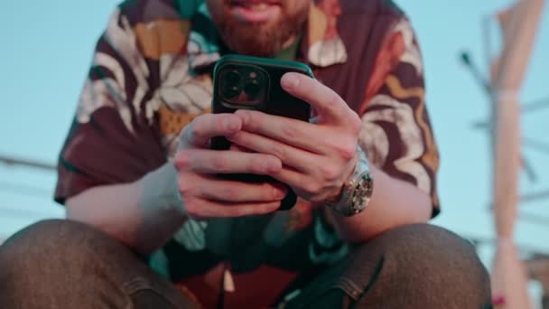 primer plano de las manos masculinas sosteniendo mensajes de texto de teléfonos inteligentes a través de la comunicación en línea messenger - Imágenes, Vídeo