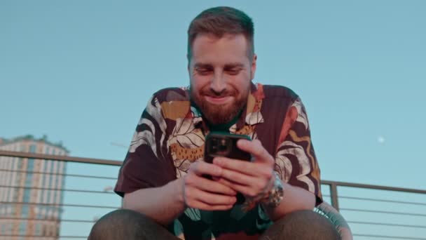 close-up de mãos masculinas segurando mensagens de texto smartphone via comunicação online messenger - Filmagem, Vídeo