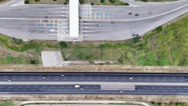 Letecký pohled na asfaltovou silnici s venkovskou oblastí na obou stranách, meziměstská dálnice byla zřízena mezi zemědělskými pozemky. - Záběry, video