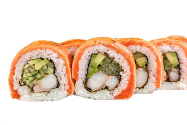 Sushi y rollos con caviar, camarones y atún, aguacate sobre fondo blanco. Aísla. Copiar espacio - Foto, imagen