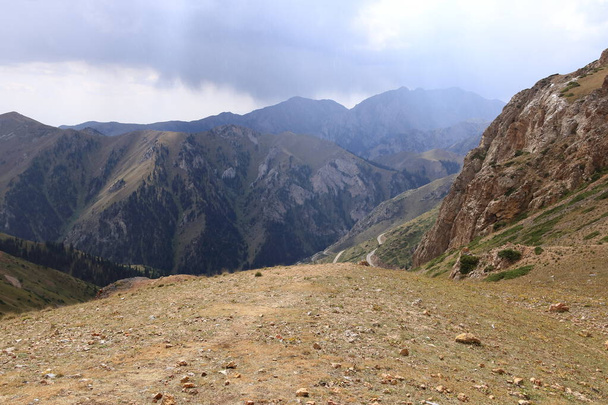 el paso Moldo-Ashuu, distrito de la región de Songkol en el oeste de Kirguistán - Foto, imagen