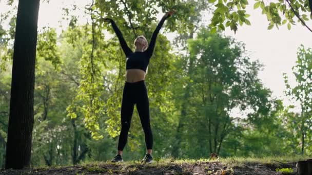 Sportlerin übt Atemübungen beim Ein- und Ausatmen nach dem Training - Filmmaterial, Video