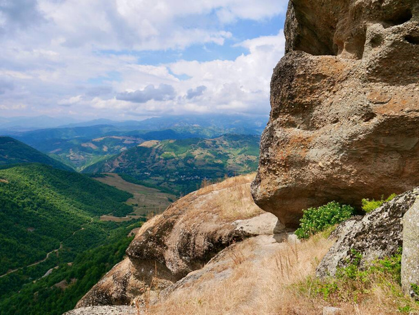 Formación rocosa única Guri i Kamjes en las tierras altas de Mokra, Albania. Foto de alta calidad - Foto, Imagen
