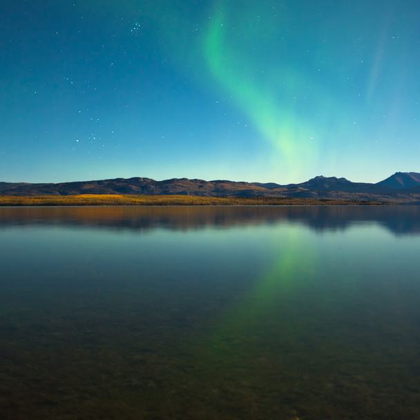 Luces boreales y colores de otoño en lago tranquilo
 - Foto, imagen