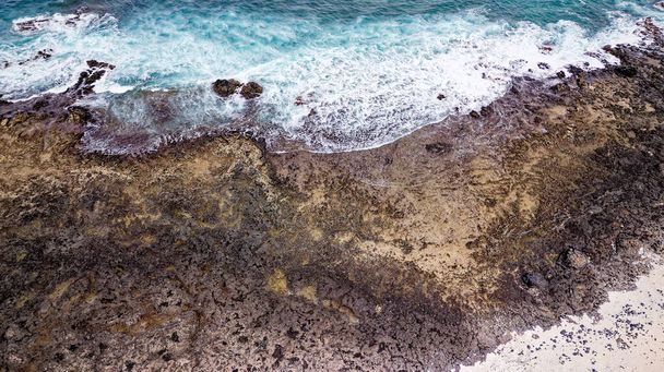 Playa del Mejillon veya Playa del Bajo de la Burra 'nın havadan görünüşü, Patlamış Mısır Plajı - İspanya, Kanarya Adaları, Fuerteventura. 24.09.2023 - Fotoğraf, Görsel
