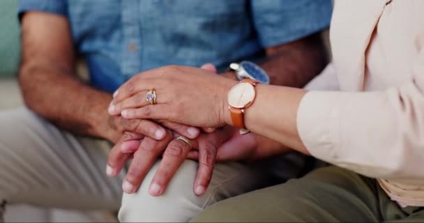 Paar, hand in hand en steun, liefde en empathie, vertrouwen of zorg na kanker diagnose thuis. Close-up, vrouw troost man en vriendelijkheid, hoop of hulp, verbondenheid en respect of dankbaarheid samen. - Video