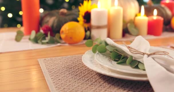 Thanksgiving, diner en feestelijke tafel voor fijn dineren met bord, kaarsen en decoratie. Hosting, evenement en servies voor feest, feest of catering voor maaltijd in huis, huis of appartement. - Video