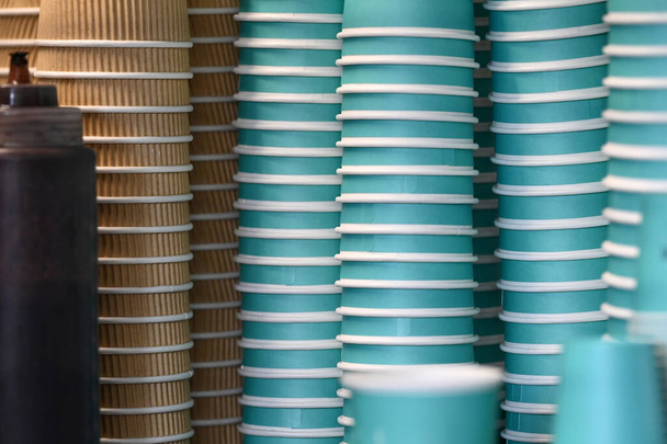Кофе чашки сложены друг на друге для кофе идти - Фото, изображение