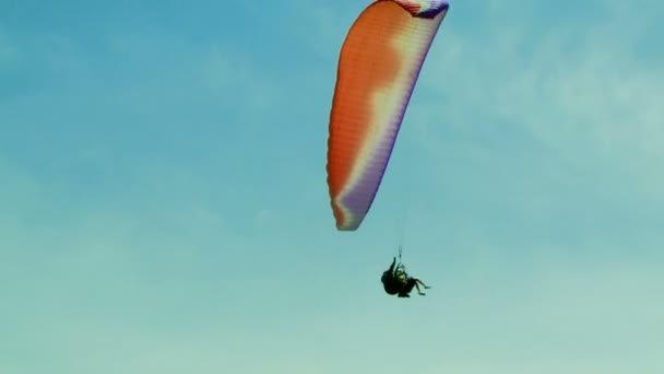 Parapente en Palarplane se eleva en el cielo azul sin nubes
 - Metraje, vídeo