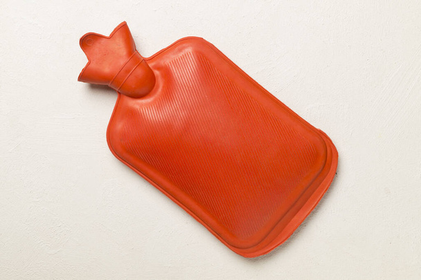 Bolsa calentadora de agua de goma sobre fondo de hormigón - Foto, Imagen