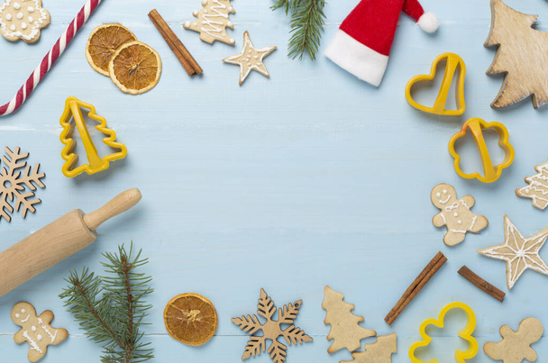 Posa piatta con biscotti di Natale fatti in casa carino su sfondo di legno, vista dall'alto - Foto, immagini