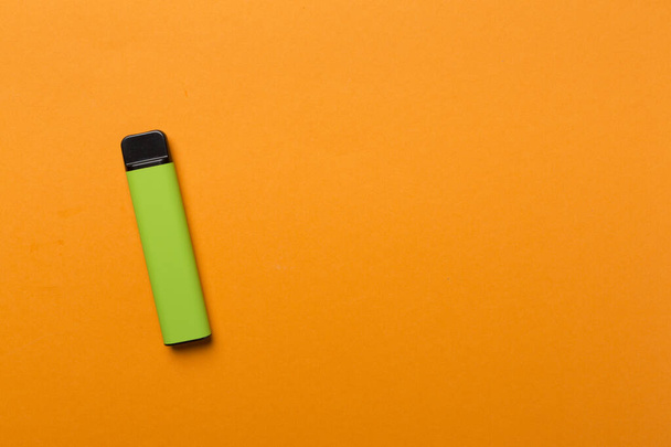 Disposable electronic cigarette on color background, top view - Foto, Imagem