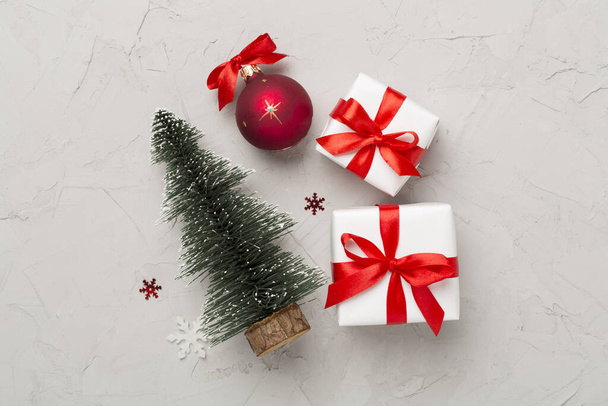 Arbre de Noël miniature avec boîte cadeau et décor sur fond de béton - Photo, image