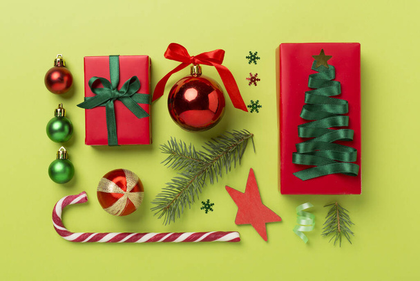 Weihnachten flache Liegekomposition auf farbigem Hintergrund, Ansicht von oben - Foto, Bild