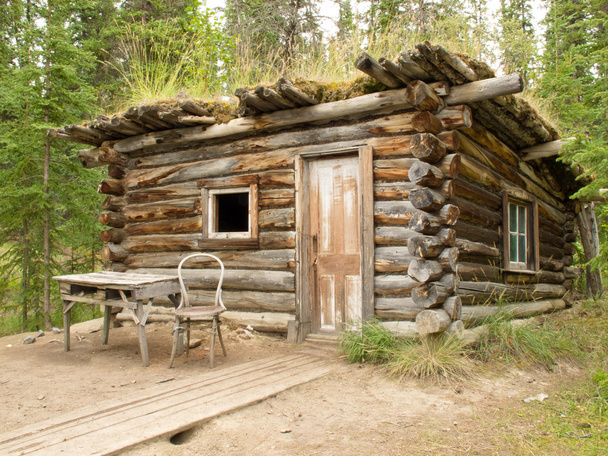 Vieille cabane traditionnelle en rondins pourrissant au Yukon taiga
 - Photo, image