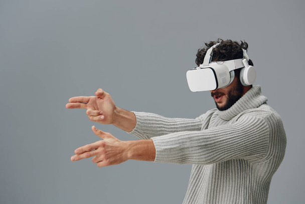 Goggles muž gadget brýle chlap virtuální dospělé video zábava mladý headset digitální realita tech futuristické inovace simulační technologie zařízení moderní vr hra - Fotografie, Obrázek