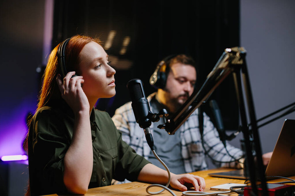 Előadók vagy a moderátorok - férfi és nő - a hosting Térkép rádió rádió élő stúdió - Fotó, kép