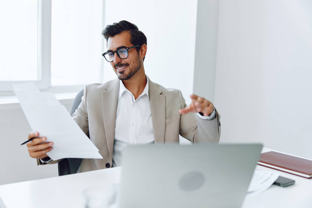 Паперовий чоловік офіс кавказький підприємець дорослий бізнесмен тримає щасливий костюм ноутбука планування успішної зустрічі професійний смарт-документ біла компанія - Фото, зображення