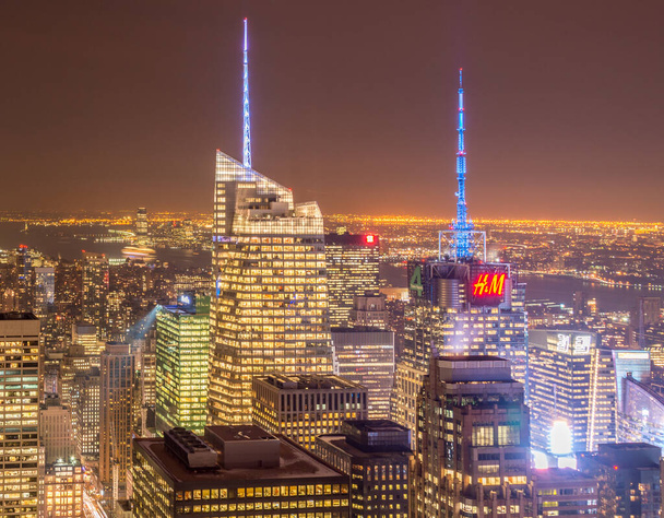 New York - DECEMBER 20, 2013: Вид на Нижній Манхеттен 20 грудня в Нью-Йорку, США. Нью-Йорк має один з найкращих нічних видів. - Фото, зображення