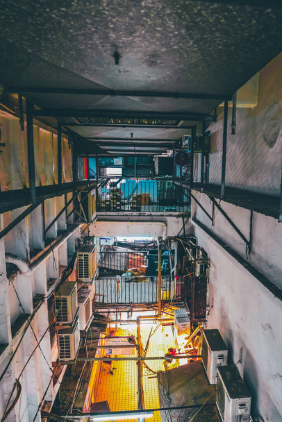 paź 29 2023 - Hongkong: korytarz starego budynku centrum handlowego - Zdjęcie, obraz