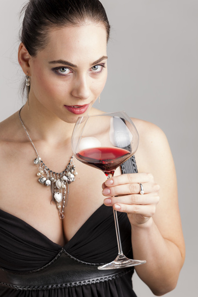 portré, fiatal nő, egy pohár vörös bor - Fotó, kép