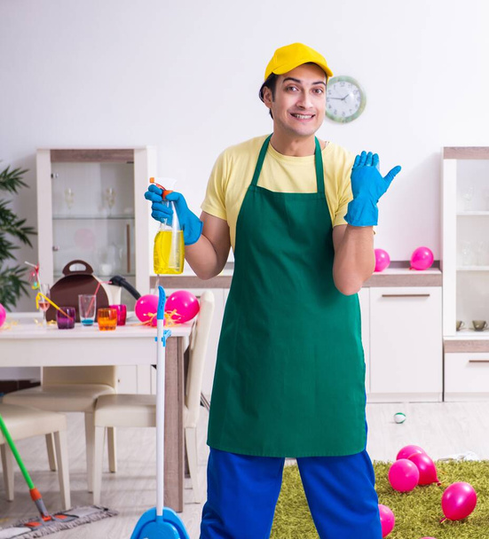 Il giovane appaltatore maschio che fa i lavori domestici dopo la festa - Foto, immagini