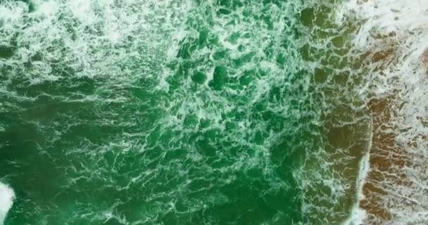 Increíbles olas que se estrellan en la orilla de arena, Fondo de mar de playa, Fondo de olas naturales, Fondo de playa con vista superior - Metraje, vídeo