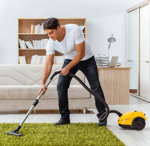 O marido homem limpando a casa ajudando esposa - Foto, Imagem
