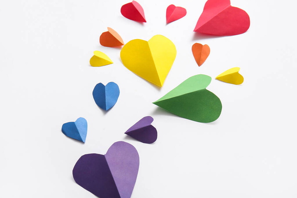 Kleurrijke harten gemaakt van papier op witte achtergrond. LGBT-concept - Foto, afbeelding