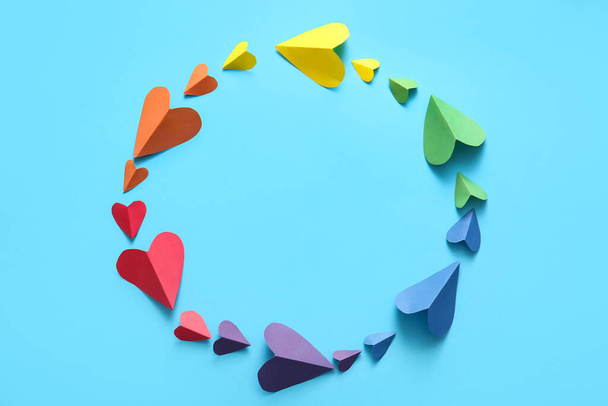 Рамка з різнокольорових паперових сердець на синьому фоні. концепція ЛГБТ - Фото, зображення