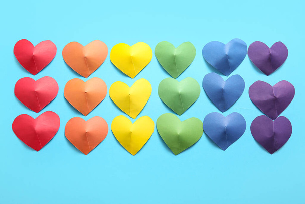 Corações de papel coloridos em fundo azul. Conceito LGBT - Foto, Imagem