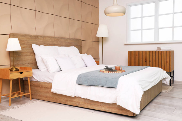 大きなベッドとランプ付きのベッドルームのインテリア - 写真・画像