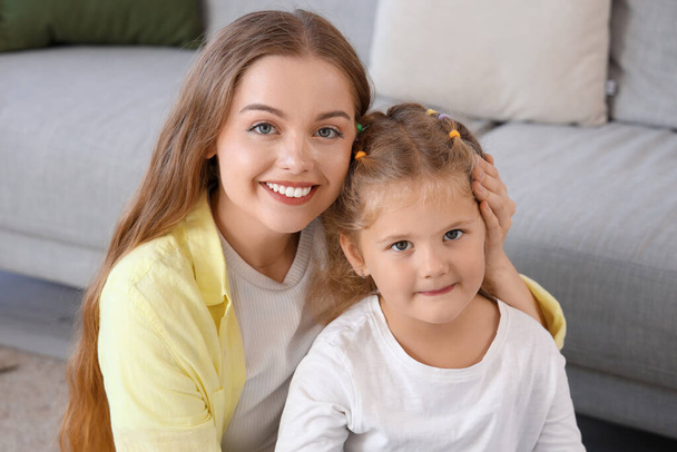 自宅で母親と小さな女の子, クローズアップ - 写真・画像