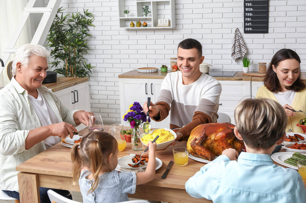 Familia feliz cenando en la mesa festiva el Día de Acción de Gracias - Foto, Imagen