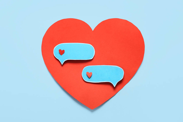 Renkli arka planda kırmızı kağıt kalp ve konuşma baloncukları olan kompozisyon. Sevgililer Günü kutlaması - Fotoğraf, Görsel