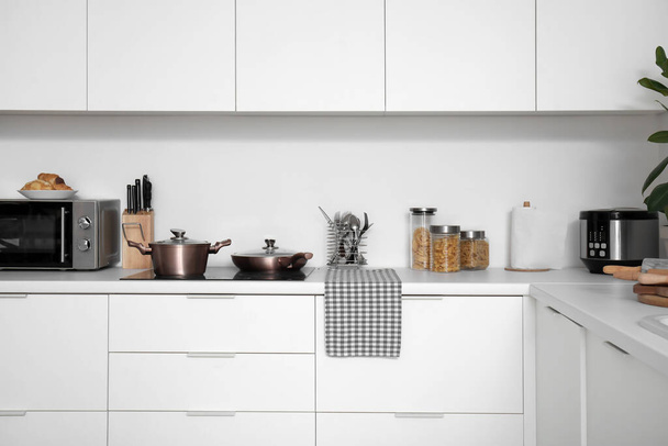 Moderna stufa elettrica con utensili da cucina
 - Foto, immagini