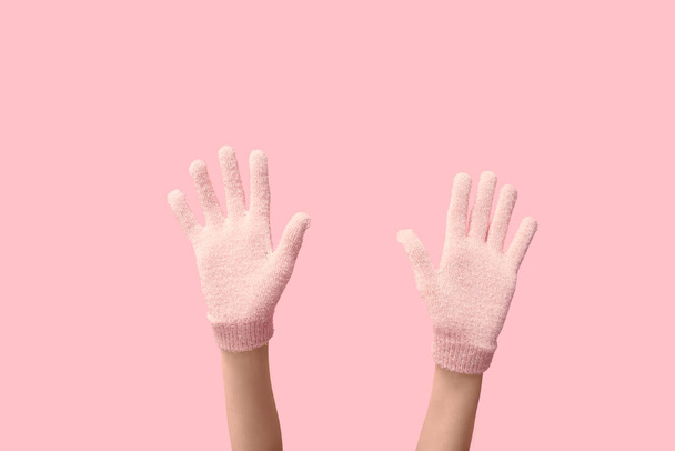 Ruce v teplých rukavicích na růžovém pozadí - Fotografie, Obrázek