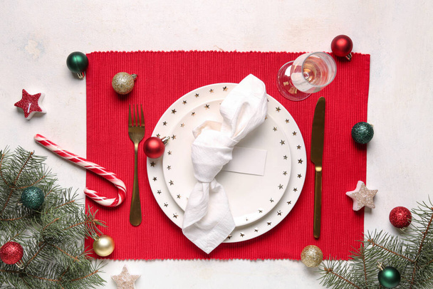 Prachtige tafel met suikerriet, sparren takken en kerstballen op witte achtergrond - Foto, afbeelding