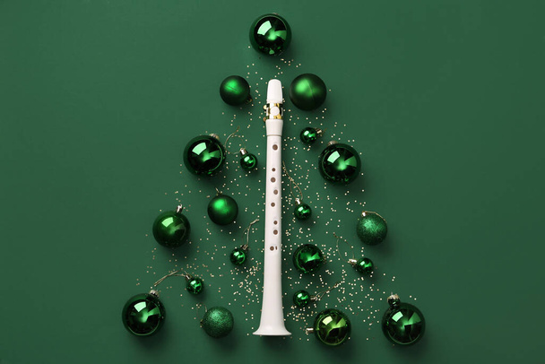 Árvore de Natal feita de belas bolas e flauta no fundo verde - Foto, Imagem