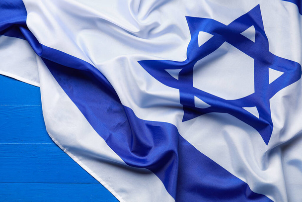 Bandera de Israel sobre fondo azul de madera - Foto, Imagen