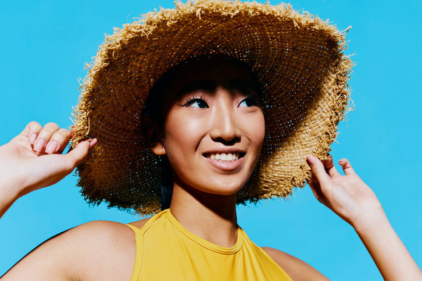 kobieta ekspresja lato lady brunetka piękno portret szokujące usta żółty słodkie radość zbliżenie moda strój kąpielowy uśmiech kapelusz czarny trendy - Zdjęcie, obraz