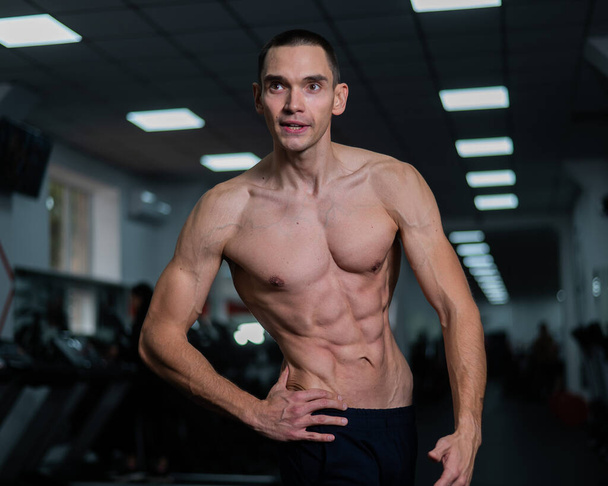 Shirtless man with sculpted body in the gym - Foto, afbeelding