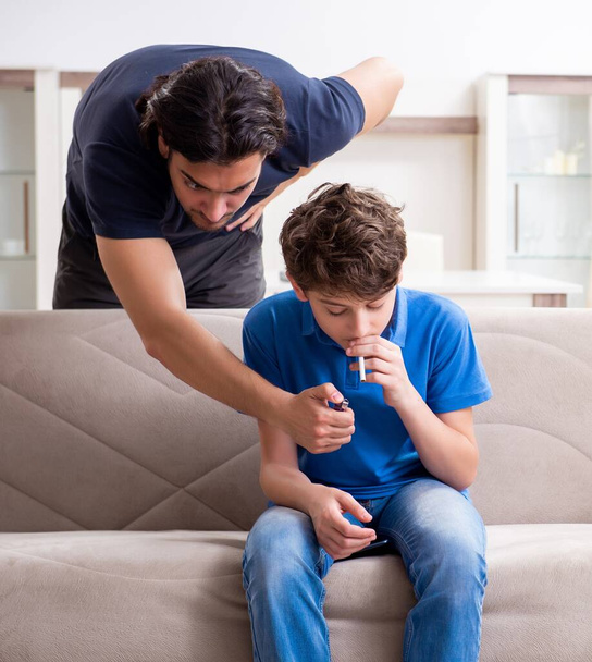 Η έννοια του ανήλικου καπνίσματος με το νεαρό αγόρι και την οικογένεια - Φωτογραφία, εικόνα