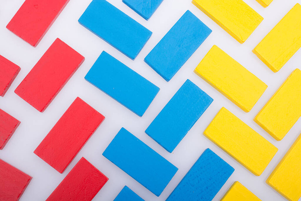 Blocs Domino colorés dans une ligne sur un fond blanc - Photo, image