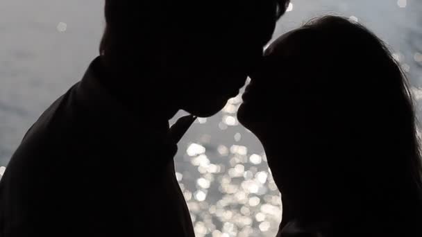 Σιλουέτα του ένα φιλί σε αργή κίνηση - Πλάνα, βίντεο
